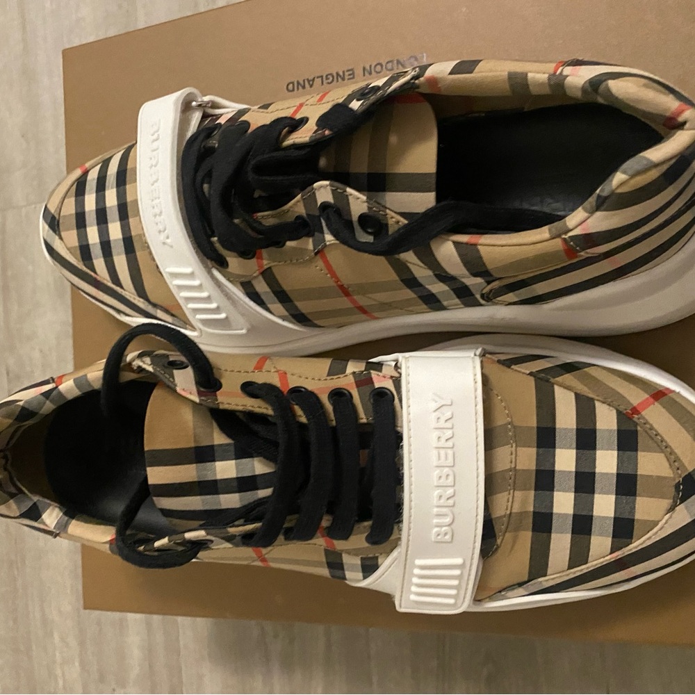 Burberry shoes size 11 men - Picture 2 of 3